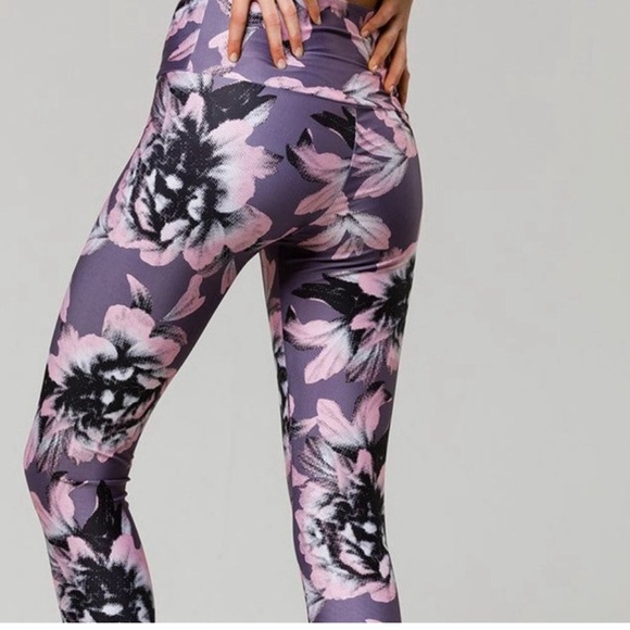 Onzie Flow Pink Purple Flower 7/8 Workout Leggings - Picture 2 of 6